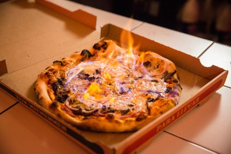 Pizza de Porco Dio flambeada en la caja